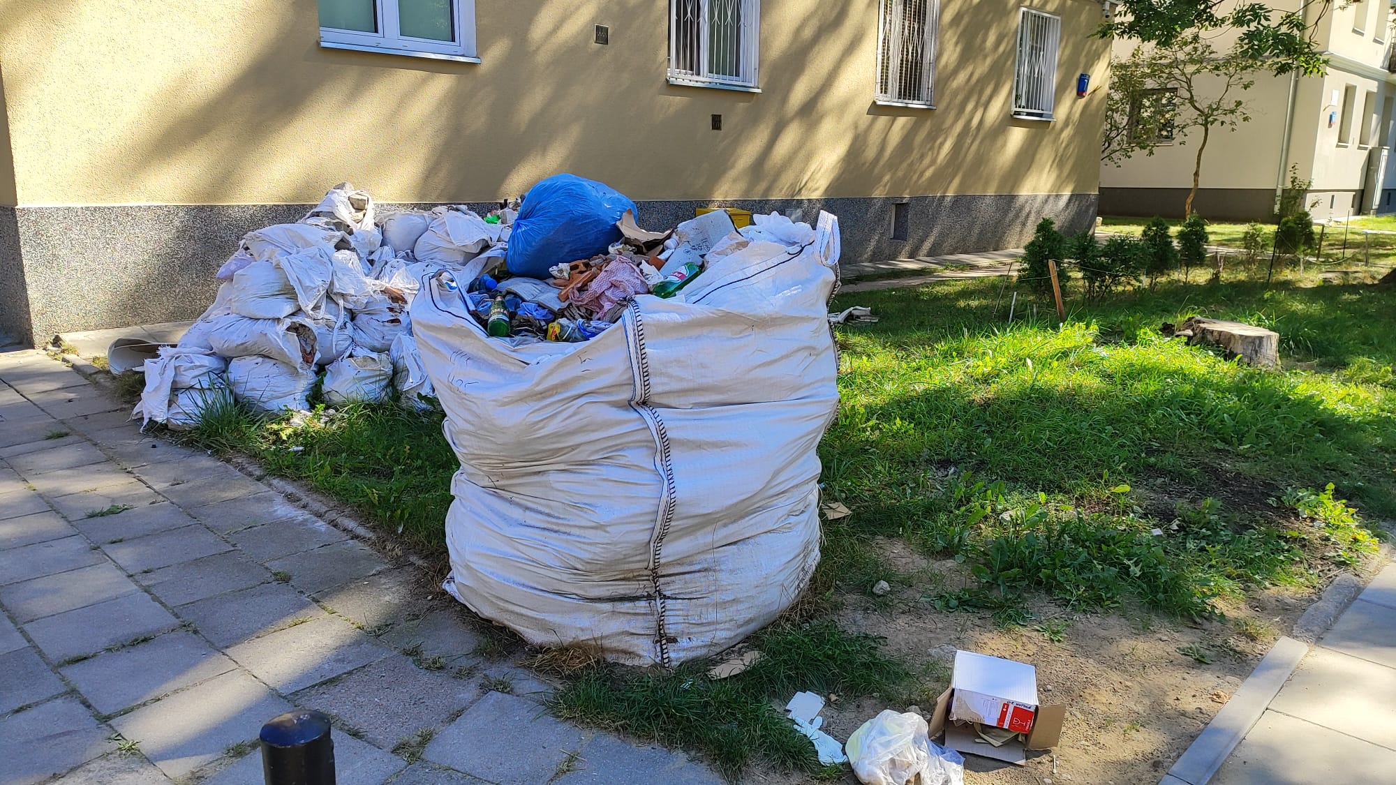 Read more about the article Podrzucanie odpadów poremontowych przed budynkiem