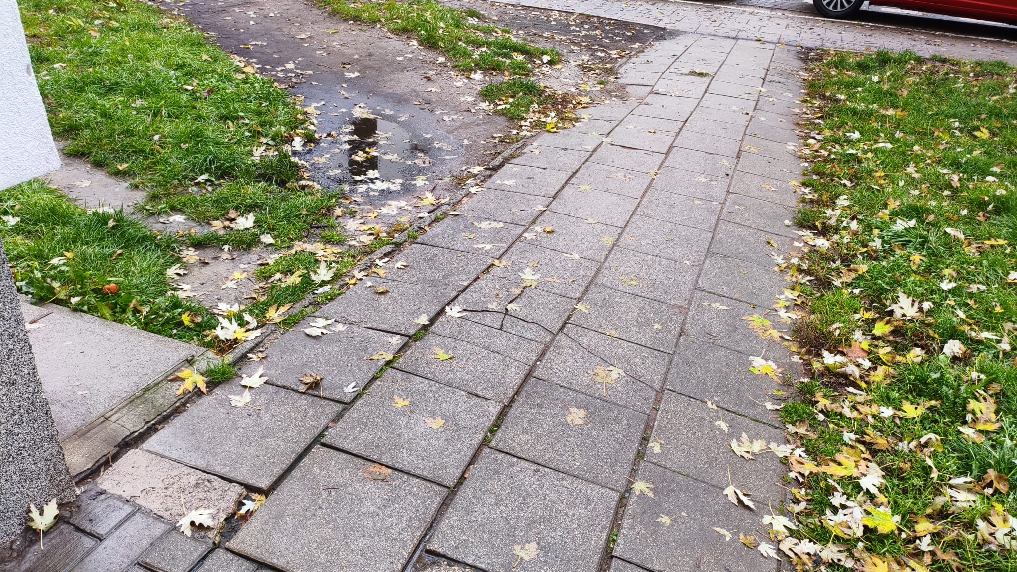 Read more about the article Poszukuję wykonawcy do wyrównania chodnika – Warszawa, ul. Stępińska 4