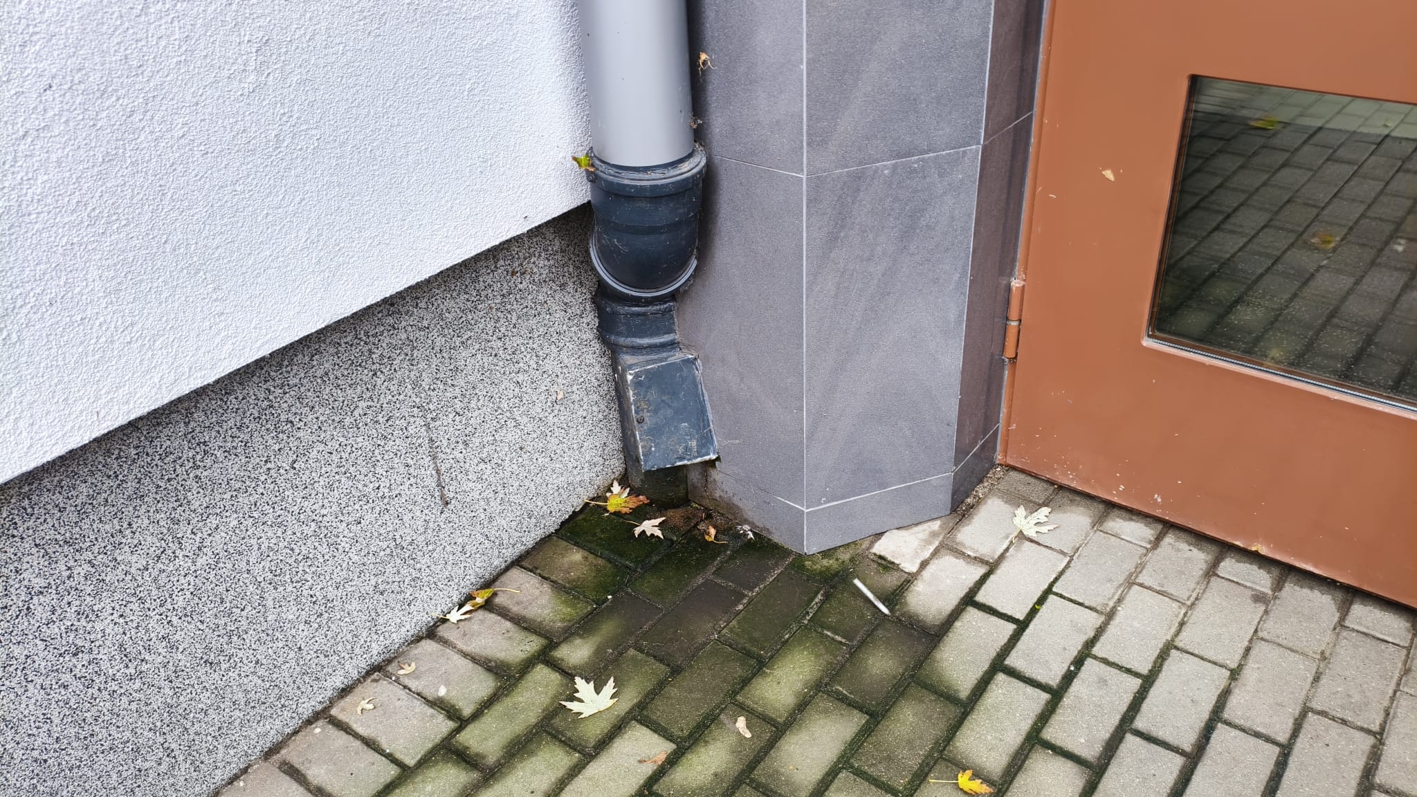 Read more about the article Zlecę czyszczenie rynien i udrażnianie rur spustowych – Warszawa